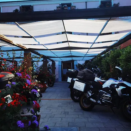 皮萨卡尼酒店 4*